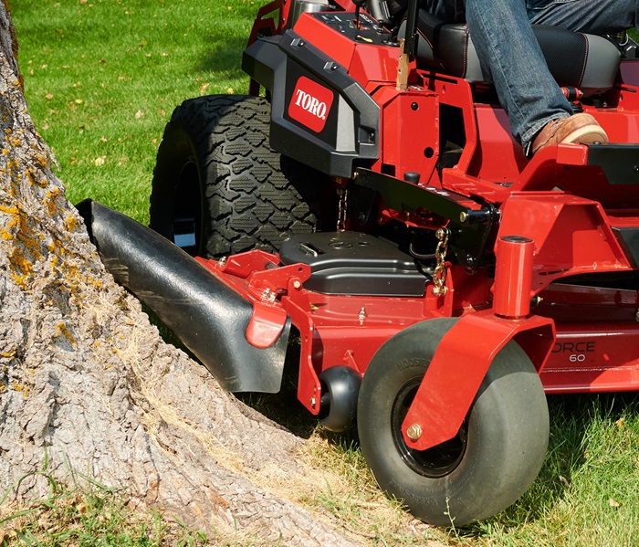 Резиновый отражатель позволяет стричь траву вплотную к объектам, не повреждая их. Также защищает от ударов режущую деку.