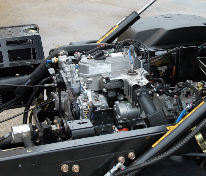Дизельный двигатель с жидкостным охлаждением обеспечивает превосходный низкий крутящий момент, соответствует требованиям EPA Tier 4 по выбросам и готов к использованию биодизельного топлива B20.