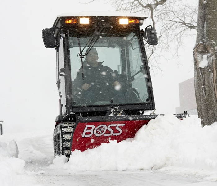 Снегоотвал позволит использовать Groundsmaster круглый год, как для стрижки газона, так и уборки снега. Производитель M-B Companies.